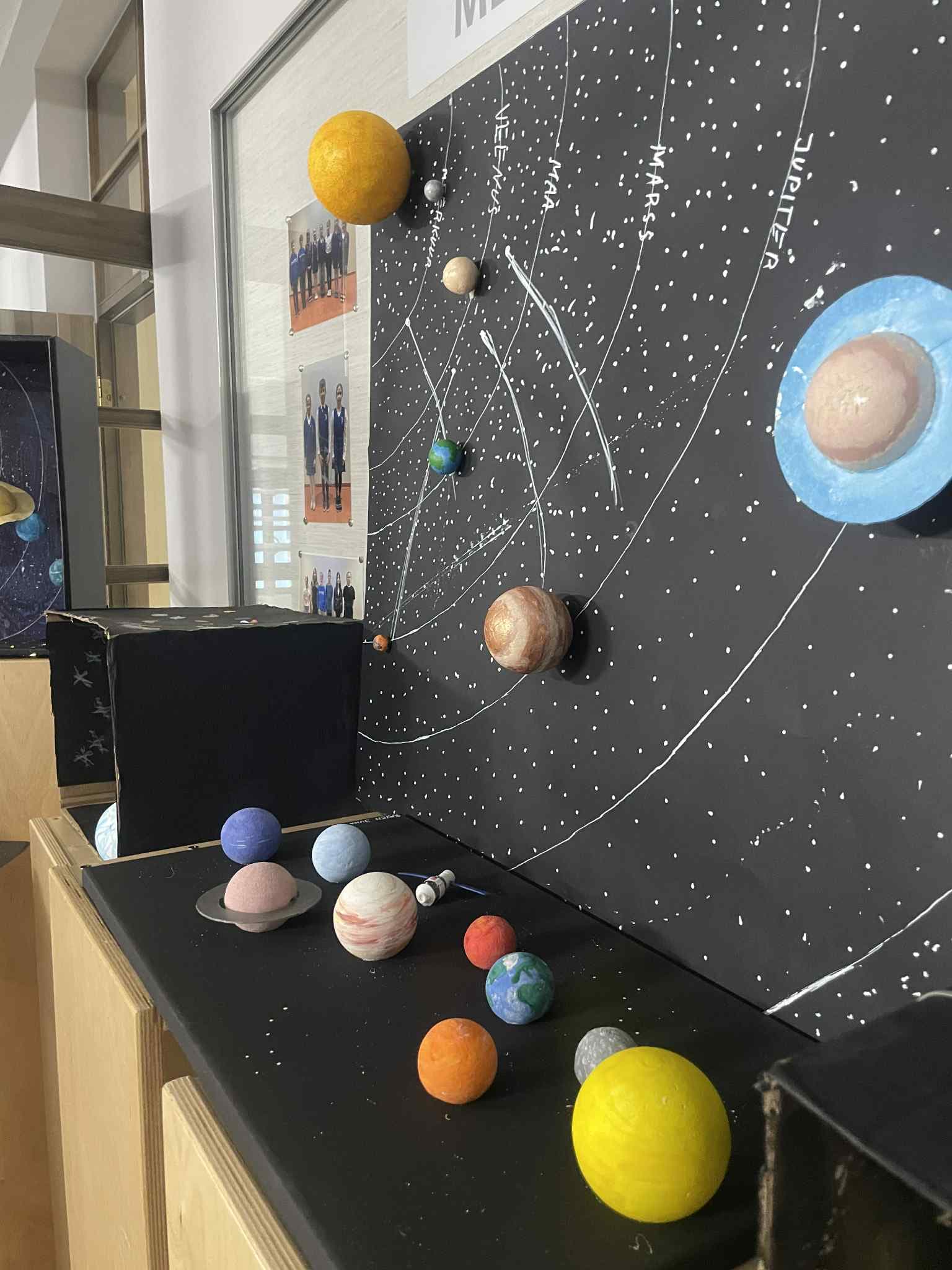 Kooli fuajees on avatud põnev Päikesesüsteemide näitus