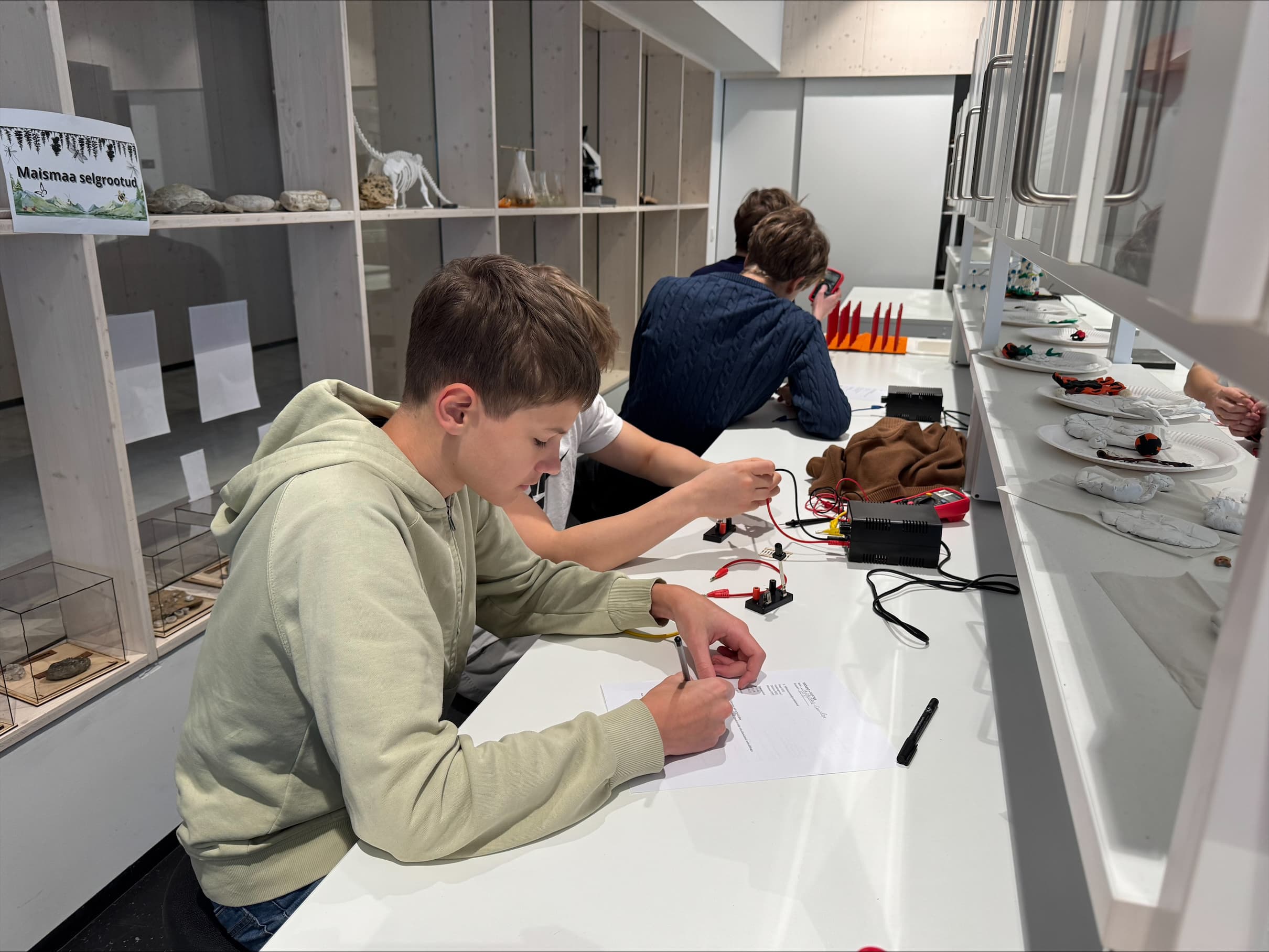 9.klassid elektriõpetuse tunnis Viimsi Artiumi teaduskoolis