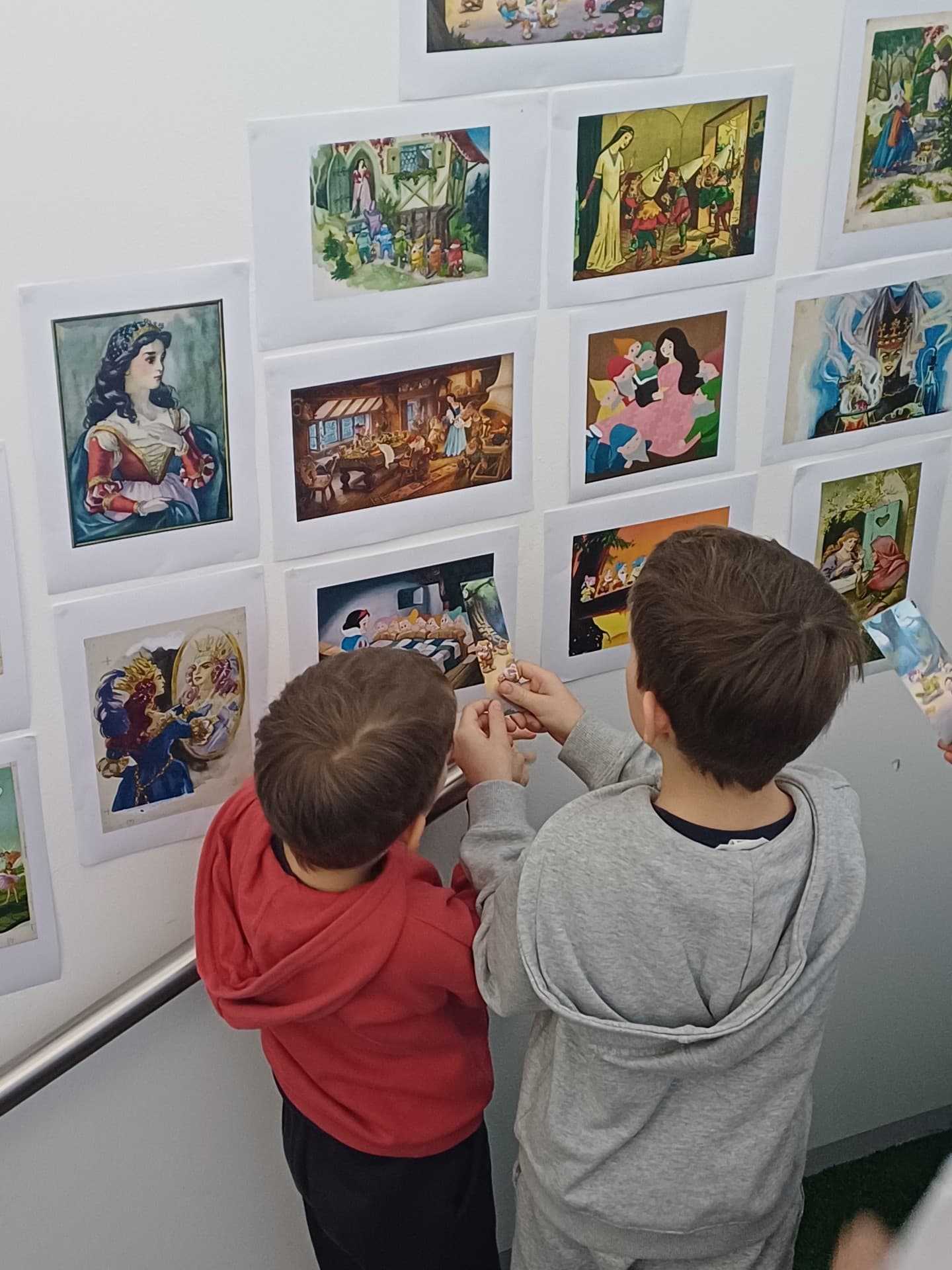 Lasteaias on muinasjutu illustratsioonide näitus