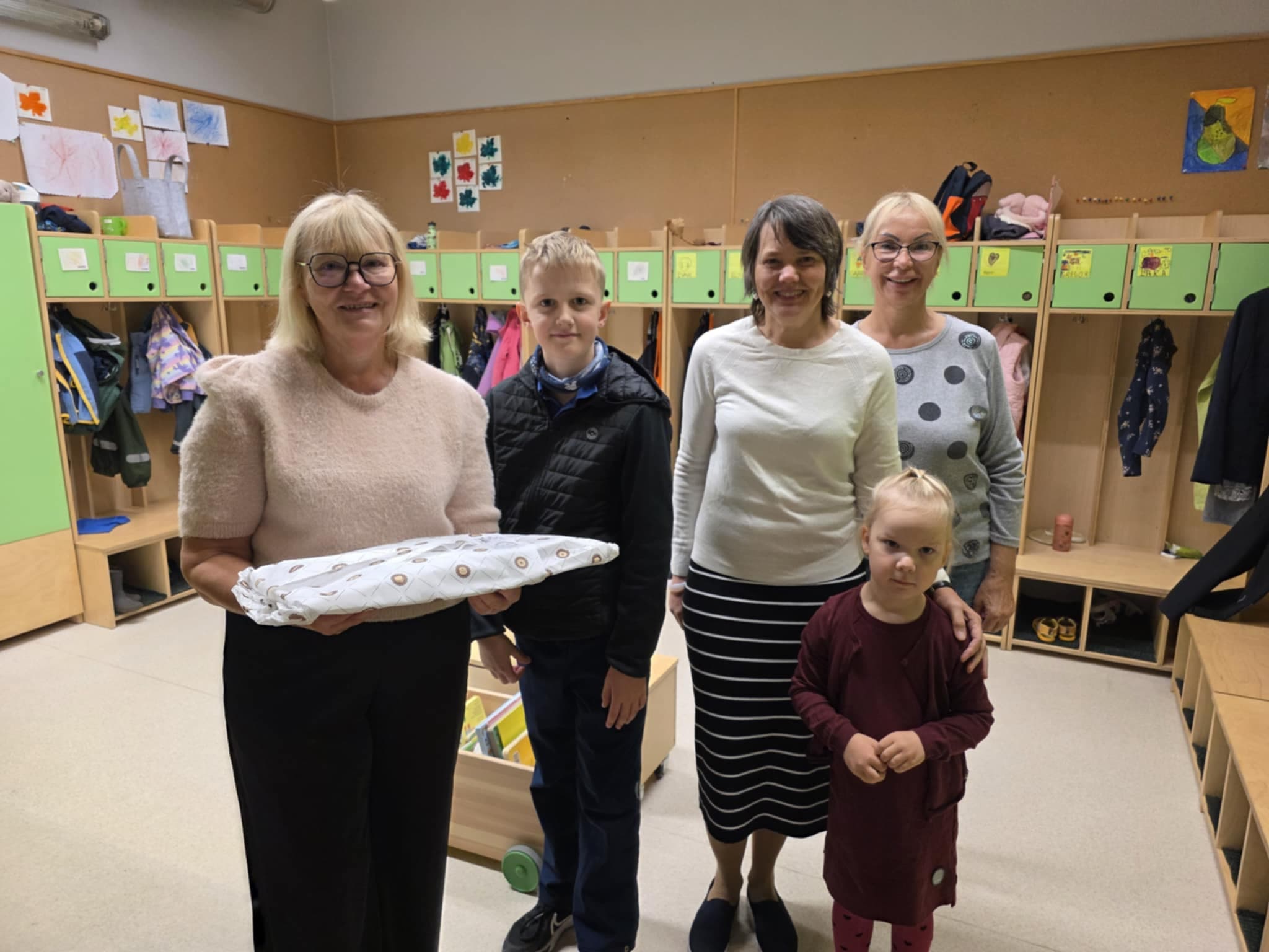 Püünsi Kooli hoolekogu saabus õpetajaid tervitama heade soovide ja magusate kringlitega